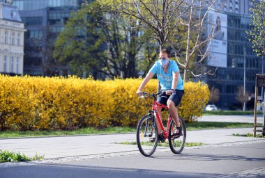 Varşova, Polonya, 16 Nisan 2020: Corona virüsü karantinasında burun ve ağız kısıtlaması olan Varşova, motorcular