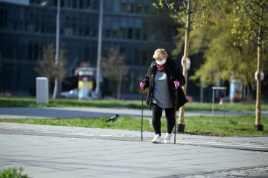 Varşova, Polonya, 16 Nisan 2020: Corona virüsü karantinası sırasında burun ve ağız kısıtlamalarıyla ilk gün Varşova, 