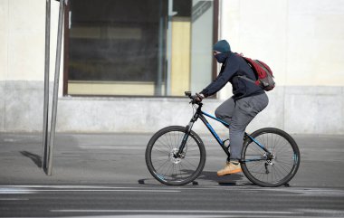 Varşova, Polonya, 16 Nisan 2020: Corona virüsü karantinasında burun ve ağız kısıtlaması olan Varşova, motorcular