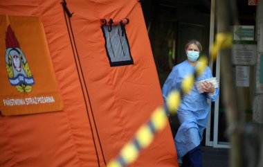 Varşova, Polonya, 23 Nisan 2020: COVID-19 salgını sırasında Varşova, hastane önünde koronavirüs test noktası