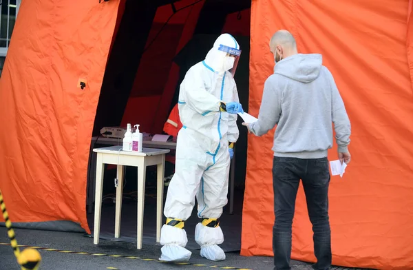 Varşova, Polonya, 23 Nisan 2020: COVID-19 salgını sırasında Varşova, hastane önünde koronavirüs test noktası