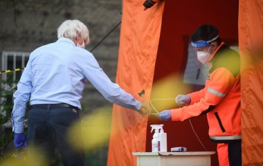 Varşova, Polonya, 23 Nisan 2020: COVID-19 salgını sırasında Varşova, hastane önünde koronavirüs test noktası