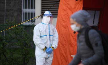 Varşova, Polonya, 23 Nisan 2020: COVID-19 salgını sırasında Varşova, hastane önünde koronavirüs test noktası