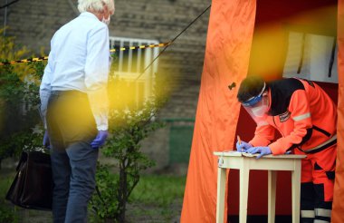 Varşova, Polonya, 23 Nisan 2020: COVID-19 salgını sırasında Varşova, hastane önünde koronavirüs test noktası