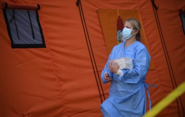 Varşova, Polonya, 23 Nisan 2020: COVID-19 salgını sırasında Varşova, hastane önünde koronavirüs test noktası