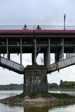 Varşova, Polonya, 14 Mayıs 2020: COVID-19 salgını sırasında Varşova, Vistula Nehri kıyısı