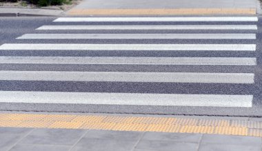 Varşova, Polonya, 15 Mayıs 2020: COVID-19 salgını sırasında Varşova, zebra geçişi