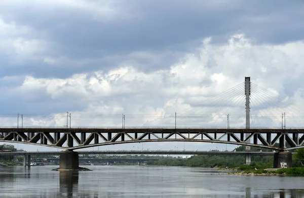 Varşova, Polonya, 14 Mayıs 2020: COVID-19 salgını sırasında Varşova, Vistula Nehri kıyısı