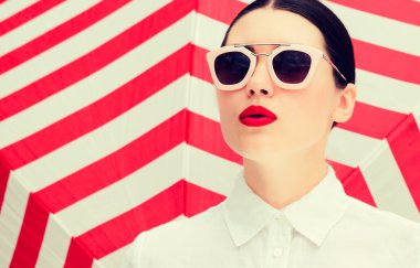 Parlak boyalı dudaklar ile güzel bir kızın moda portre