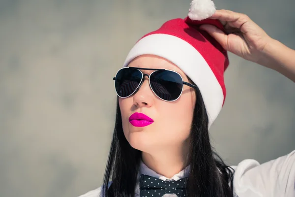 Retrato close-up de uma jovem bonita em chapéu de Papai Noel — Fotografia de Stock