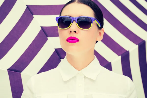 Renkli gözlüklü genç ve güzel bir kadın portresi 