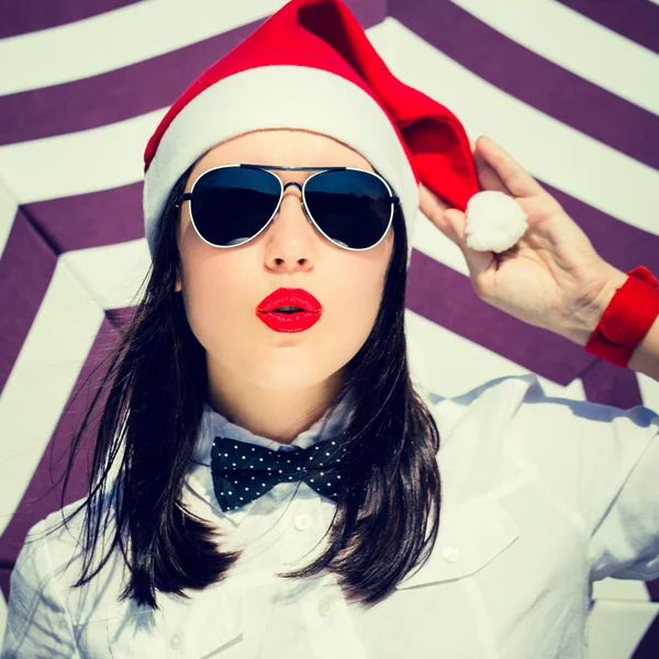 Retrato close-up de uma jovem bonita em chapéu de Papai Noel — Fotografia de Stock