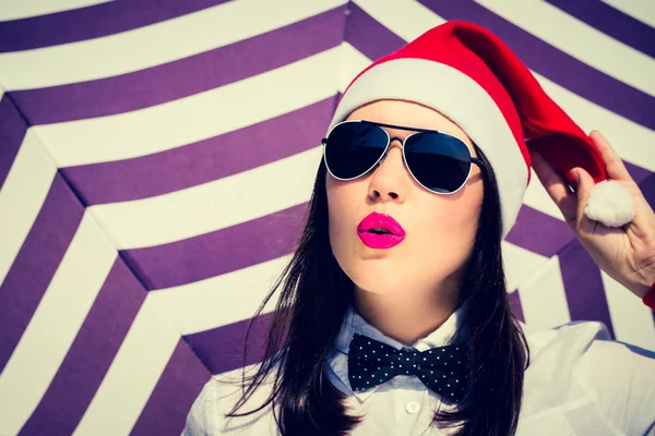 Portrét krásné dívky v Santa Claus klobouk a sluneční brýle — Stock fotografie