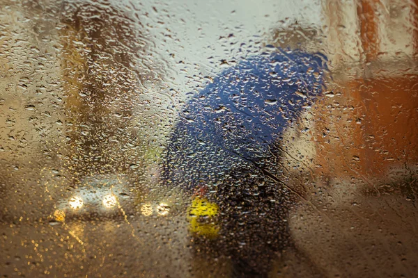 Şemsiye ile bulanık bir siluet