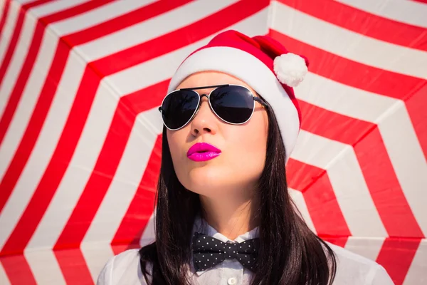 Portret close up van een mooie jonge vrouw in Kerstman hoed — Stockfoto