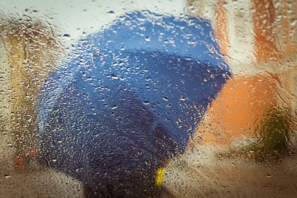 A homályos sziluettje esernyő — Stock Fotó