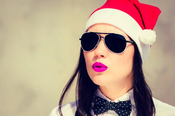 Retrato close-up de uma jovem bonita em chapéu de Papai Noel — Fotografia de Stock