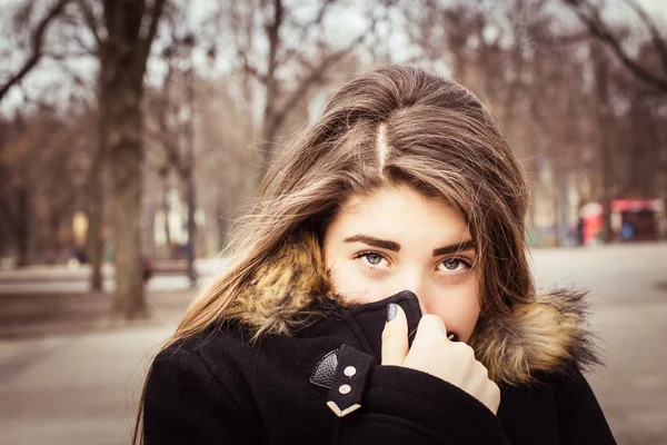 Retrato ao ar livre de uma adolescente — Fotografia de Stock