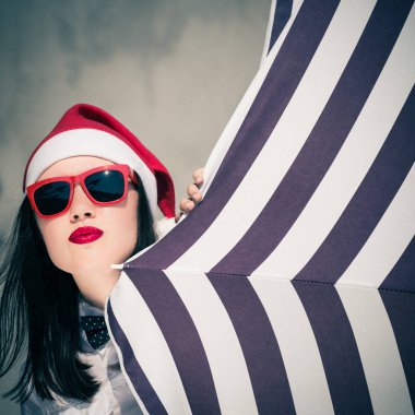 Santa Claus şapka ve güneş gözlüğü güzel bir kız portresi