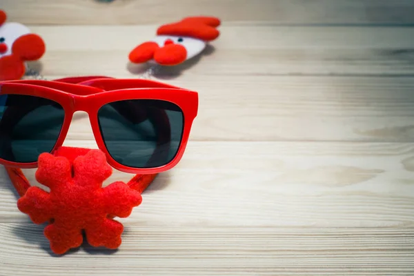 Escena de Navidad con gafas de sol rojas —  Fotos de Stock