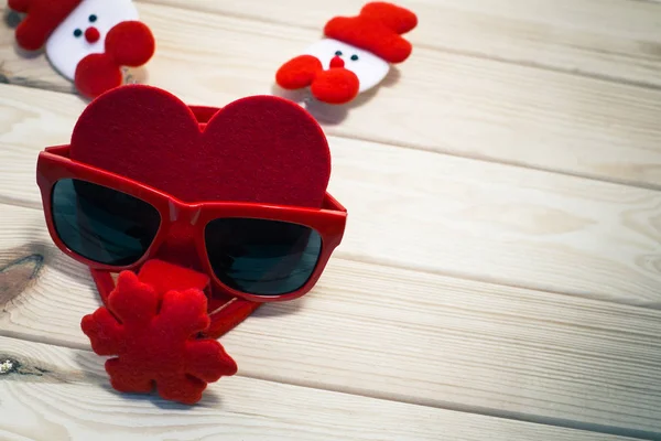 Kerst scène met rode zonnebril — Stockfoto
