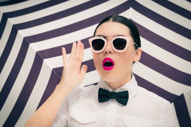 Şık güzel bir kızın moda portre