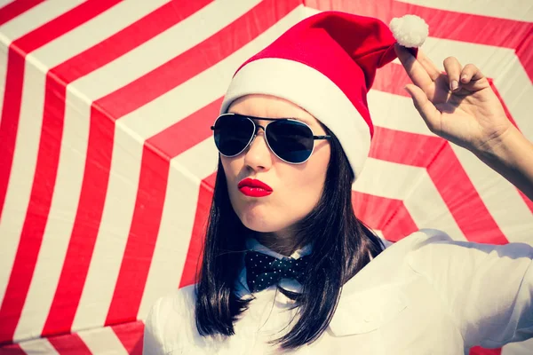 Retrato de uma menina bonita em chapéu de Papai Noel — Fotografia de Stock