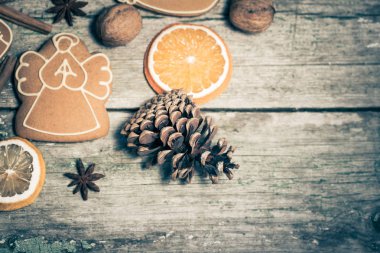Çam kozalağı, gingerbread çerezleri, baharatlar ile kış kompozisyon