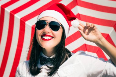 Noel Baba şapkalı gülümseyen güzel bir kız portresi