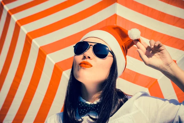 Santa Claus kalap és napszemüveg csinos lány portréja — Stock Fotó
