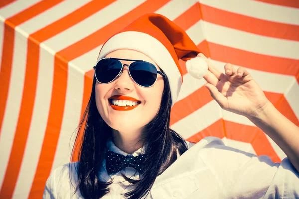 Retrato de uma menina bonita sorridente em chapéu de Papai Noel — Fotografia de Stock