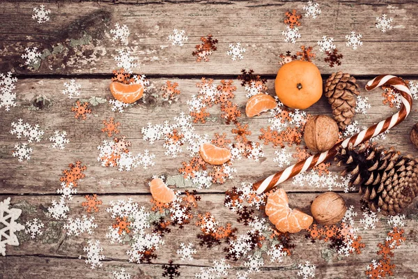 Winter samenstelling met lollipop, dennenappels, walnoten en tange — Stockfoto