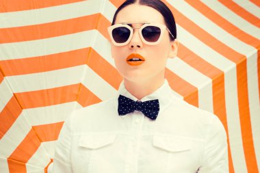 Parlak boyalı dudaklar ile güzel bir kızın moda portre