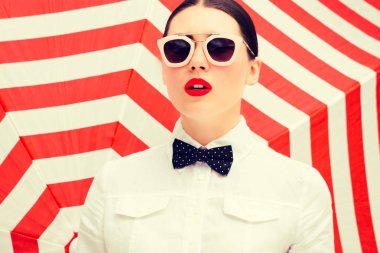 Parlak boyalı dudaklar ile güzel bir kızın moda portre