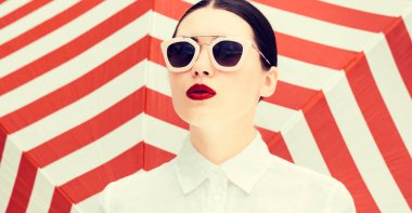 Parlak boyalı dudaklar ile güzel bir kızın moda portre