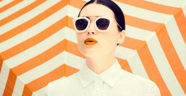 Parlak boyalı dudaklar ile güzel bir kızın moda portre