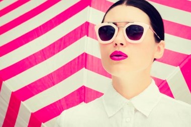 Parlak boyalı dudaklar ile güzel bir kızın moda portre