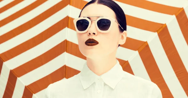 Parlak boyalı dudaklar ile güzel bir kızın moda portre