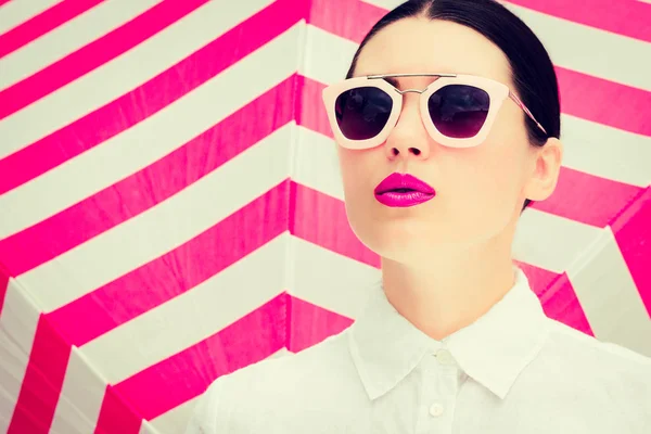 Parlak boyalı dudaklar ile güzel bir kızın moda portre