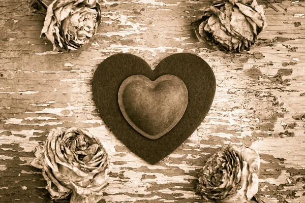 Kompozycja w stylu retro z filcu serca i wyblakłe róże — Zdjęcie stockowe