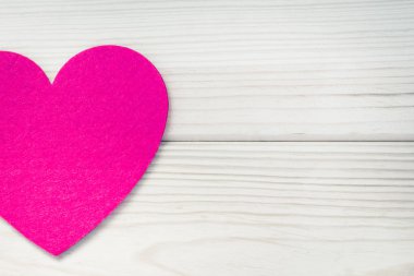 Pembe Kalp ahşap arka plan üzerinde hissettim