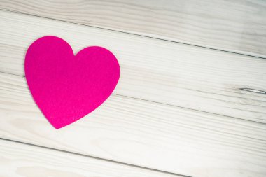 Pembe Kalp ahşap arka plan üzerinde hissettim