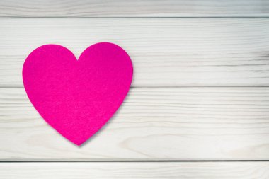 Pembe Kalp ahşap arka plan üzerinde hissettim