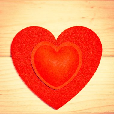 Kalpler ahşap arka plan üzerinde kırmızı keçe