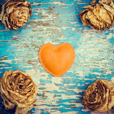 Keçe kalp ve solmuş gül retro tarzı kompozisyonu