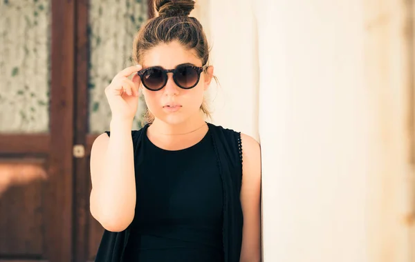 Retrato de una bonita adolescente con gafas de sol — Foto de Stock