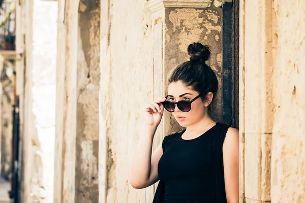 Hübsches tennage Mädchen mit Sonnenbrille — Stockfoto