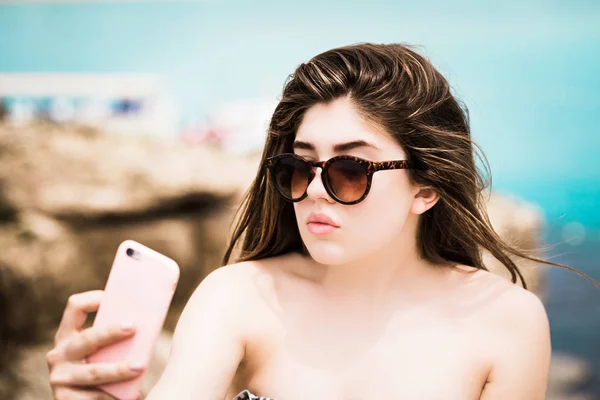 Kültéri portré egy szép tizenéves lány napszemüveg — Stock Fotó