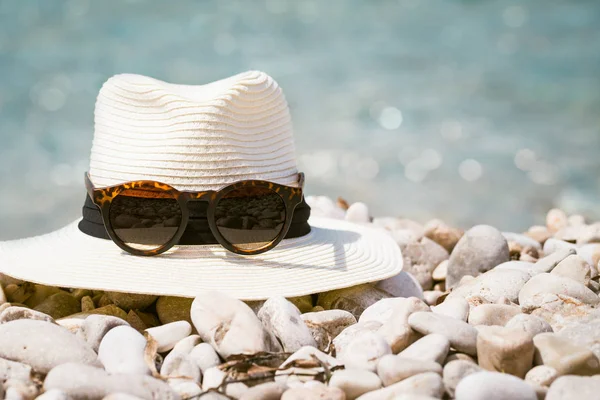 Composiciones de verano con sombrero de mujer y gafas de sol —  Fotos de Stock