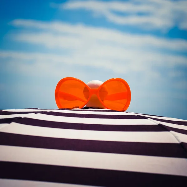 Composiciones de verano con gafas de sol naranjas —  Fotos de Stock